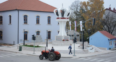 INCIDENT U HERCEGOVINI Pucao na vozilo, pa mu vozač oteo oružje i pretukao ga