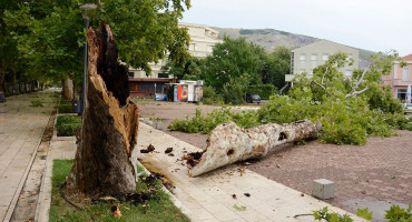 KIŠA I VJETAR Nevrijeme napravilo kaos po Mostaru