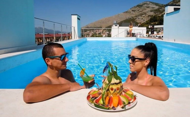 Prvi kupači na krovnim bazenima luksuznog naselja SPK Centar u Trebinju
