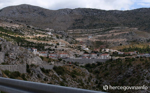 JUŽNIJE NIJE TUŽNIJE Na Ivanici živi 70-tak obitelji, gravitiraju Dubrovniku, a žive u Hercegovini