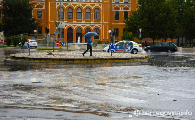 Nevrijeme u Mostaru oborilo grane i stablo na cestu