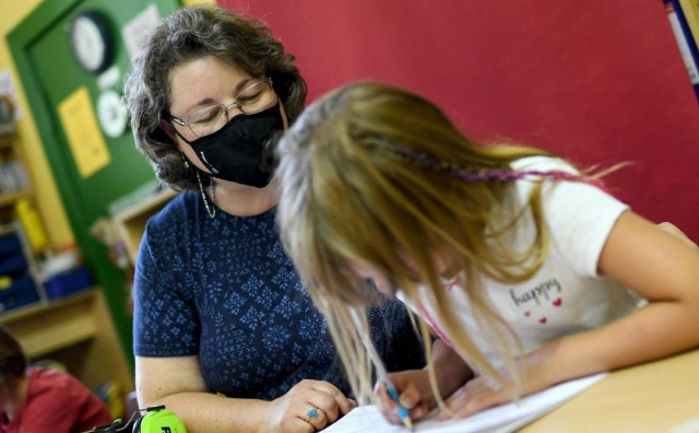 ŽZH Djeca od 10 godina u školu s maskom, sat traje 30 minuta, prije odlaska u školu roditelji ispunjavaju formular