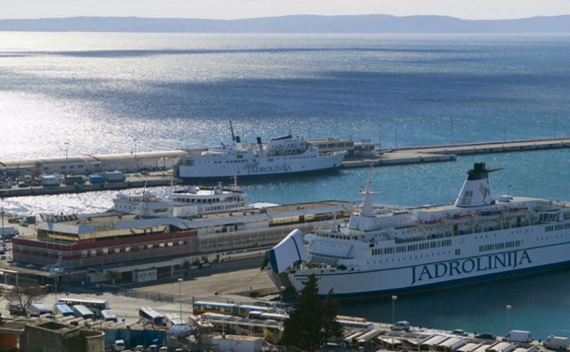 Splitska trajektna luka