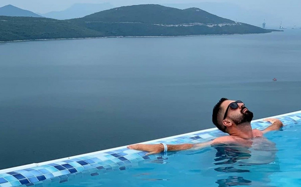 MOSTARAC ULAZI U ZADRUGU Znam da nisam normalan