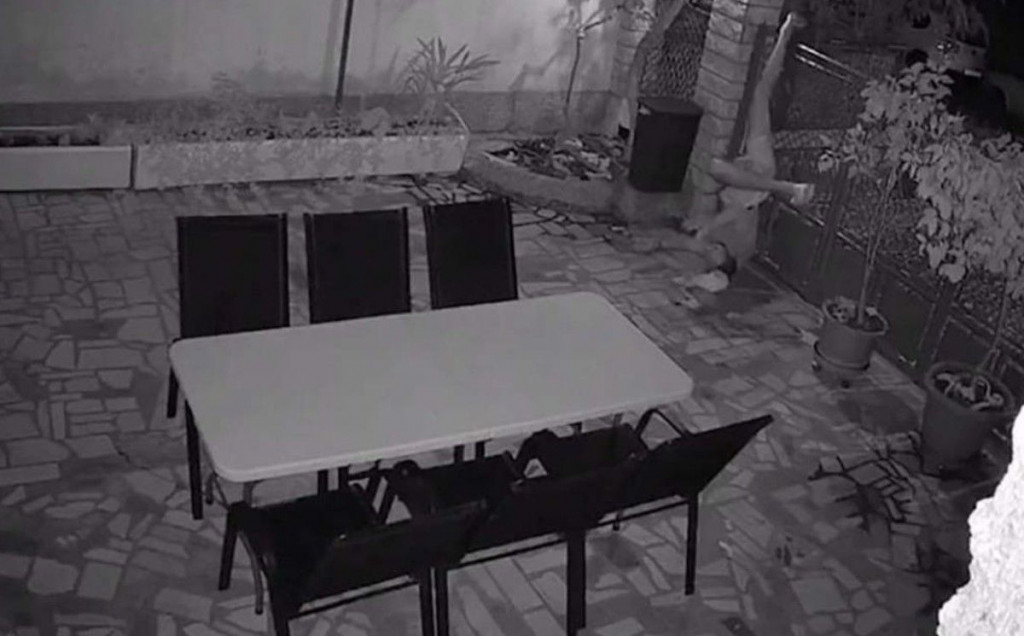 MOSTAR Migrant pokušao opljačkati kuću, pa ostao visjeti na ogradi