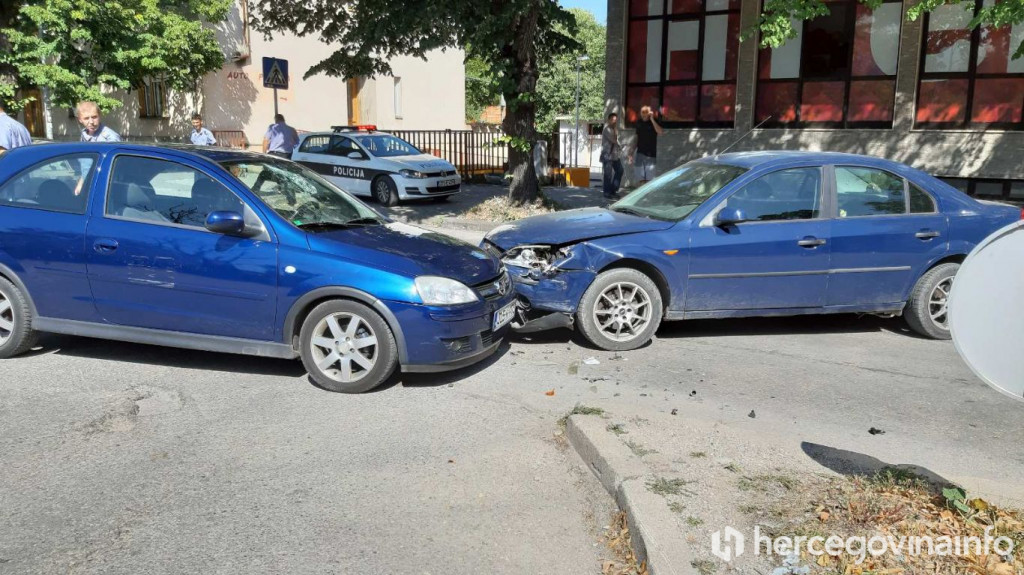 MOSTAR Dvije osobe ozlijeđene u sudaru osobnih automobila
