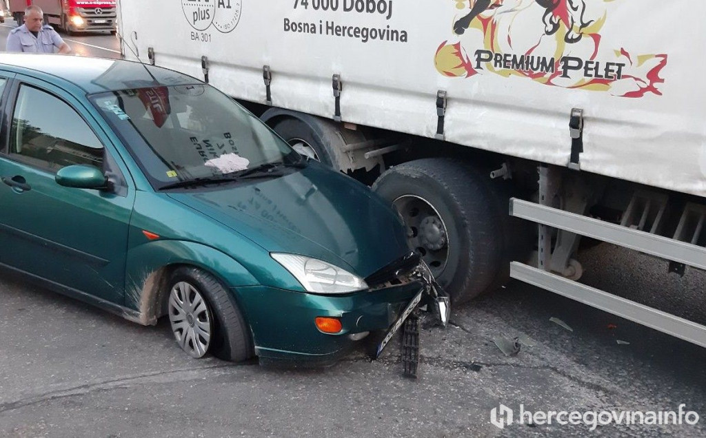 MOSTAR Sudar Mercedesa i Forda otežao promet na magistrali