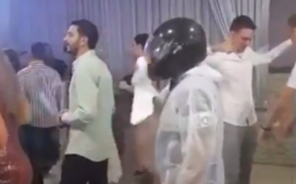 LJUBUŠKI Još jedan urnebesan video sa svadbenog slavlja, na podiju u "full zaštitnoj opremi"