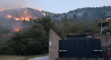 POŽAR NA HUMU Vatrogasci odbijaju vatru od kuća