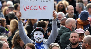 PROSVJED PROTIV KORONAMJERA "Je*eš vaše cjepivo, nalazimo se usred nevjerojatne prevare"