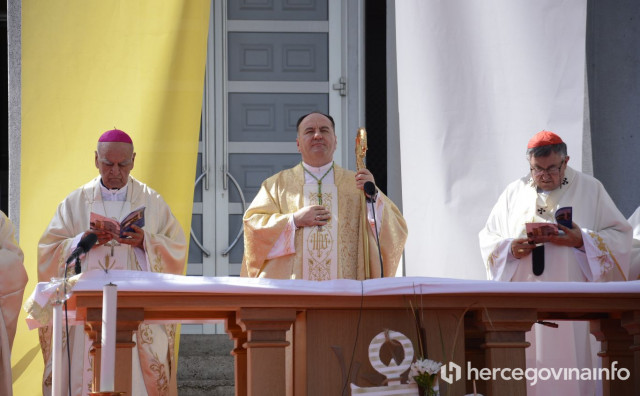 BISKUP PALIĆ O MJERAMA Distanca i maske u crkvi, dužnost župnika je upozoriti na  dopušteni broj vjernika