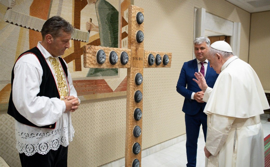 Hrvati iz Beča odnijeli papi križ s utisnutim jajima