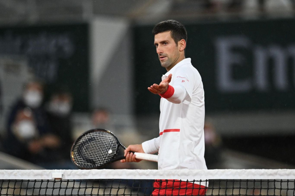 ROLAND GARROS Zbog Đokovićeve reakcije sudac prekinuo meč, Novak u svom stilu pomagao djelatnicima na terenu