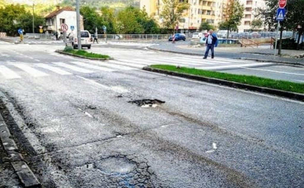 ZBOG RUPE NA AVENIJI Ante iz Širokog naslonio lakat na prozor pa zadobio frakturu