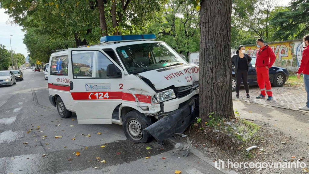 MOSTAR Sudar automobila i vozila Hitne pomoći