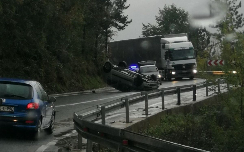 JABLANICA Automobil se prevrnuo na krov
