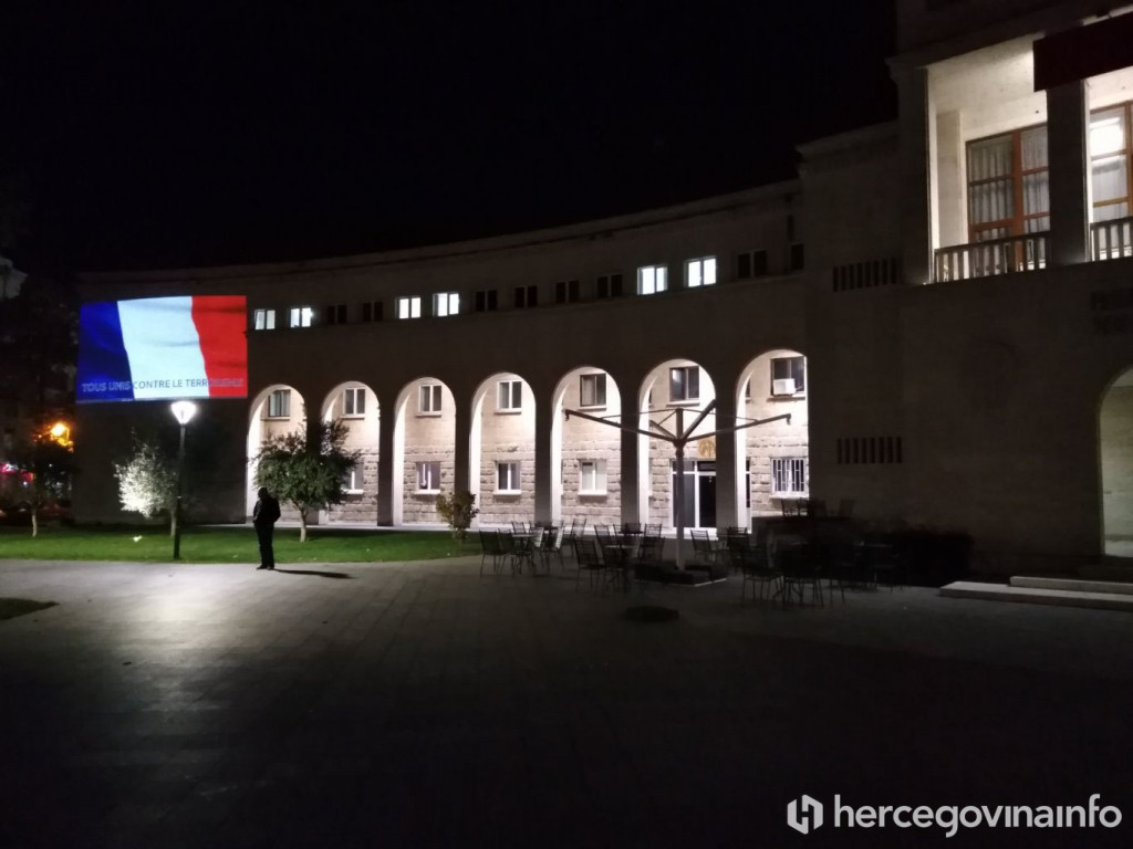 UJEDINJENI PROTIV TERORIZMA Kosača u bojama zastave Francuske
