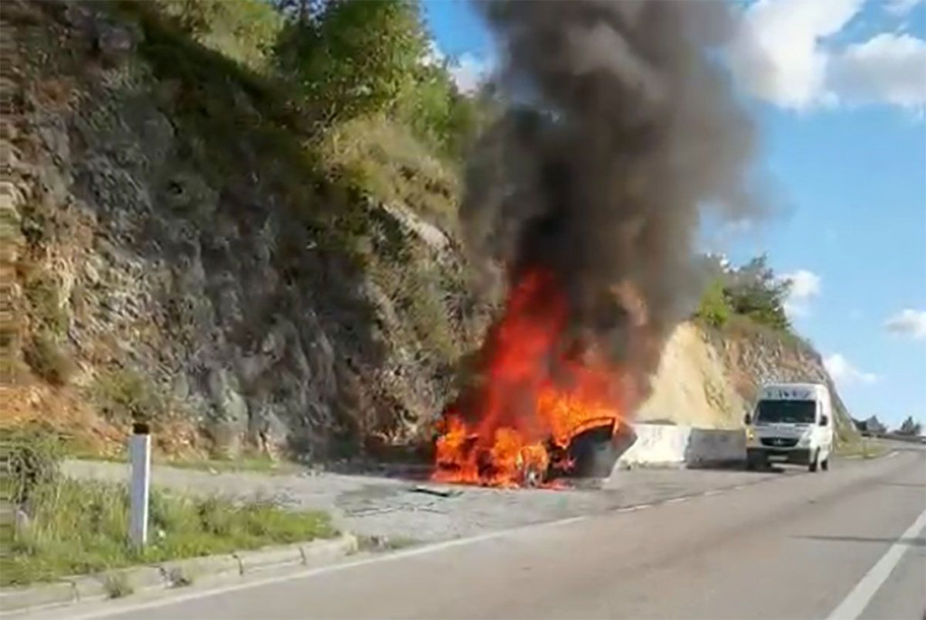 MOSTAR-STOLAC Izgorio osobni automobil, vatra se proširila na brdo
