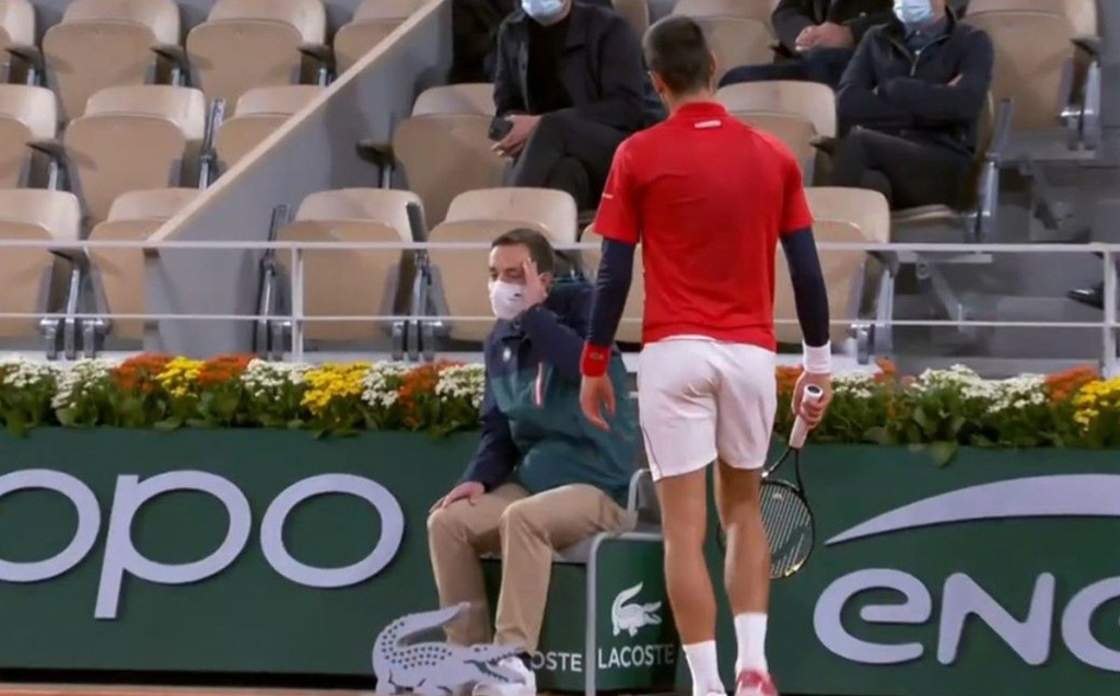 PONOVILO SE Novak Đoković pogodio linijskog suca lopticom u glavu