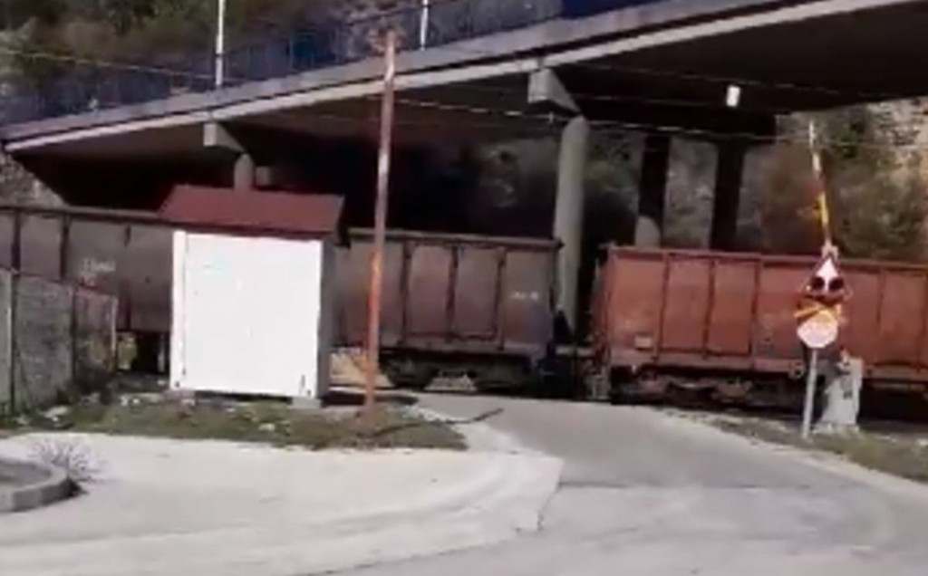 ŽITOMISLIĆI Vlak prolazi, rampa podignuta, semafor bez signalizacije