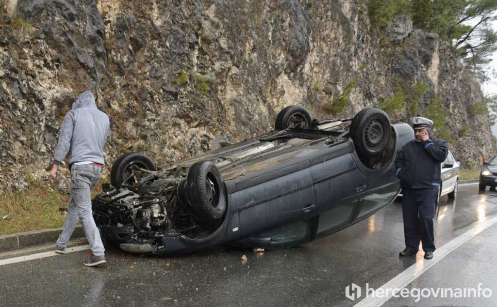 Na Žovnici se prevrnuo automobil, promet otežan