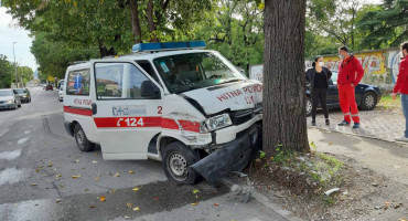 MOSTAR Sudar automobila i vozila Hitne pomoći