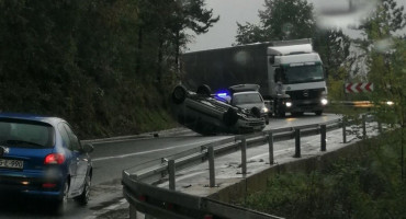 JABLANICA Automobil se prevrnuo na krov