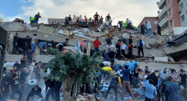RAZORAN POTRES U TURSKOJ Traže ljude pod ruševinama, u Izmiru srušeno 20 zgrada