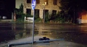 MOSTAR Šleper srušio semafor i produžio dalje, zaustavljen na Žovnici