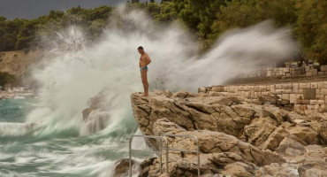 SPLITSKO STANJE UMA Kupaju se, skaču i surfaju na jakim udarima vjetra i valovima do 4 metra