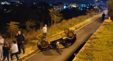 MOSTAR Automobil nakon sudara završio na krovu, ozlijeđena jedna osoba
