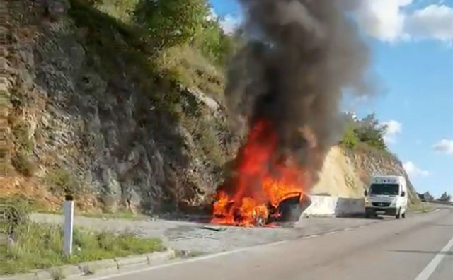 MOSTAR-STOLAC Izgorio osobni automobil, vatra se proširila na brdo