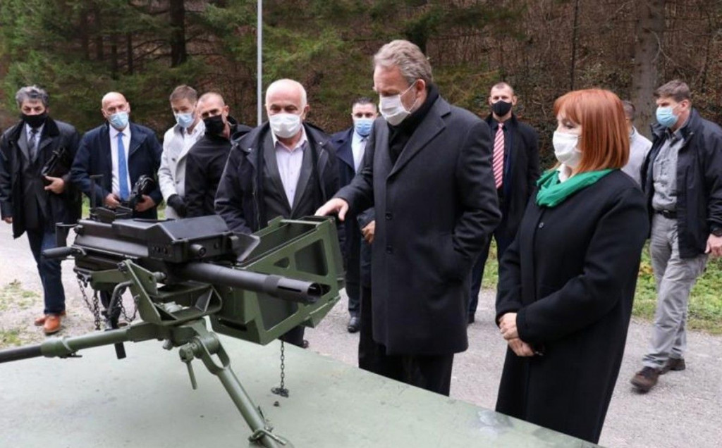 IZETBEGOVIĆ SE HVALI GRANATOM Imamo strahovito oružje u rukama