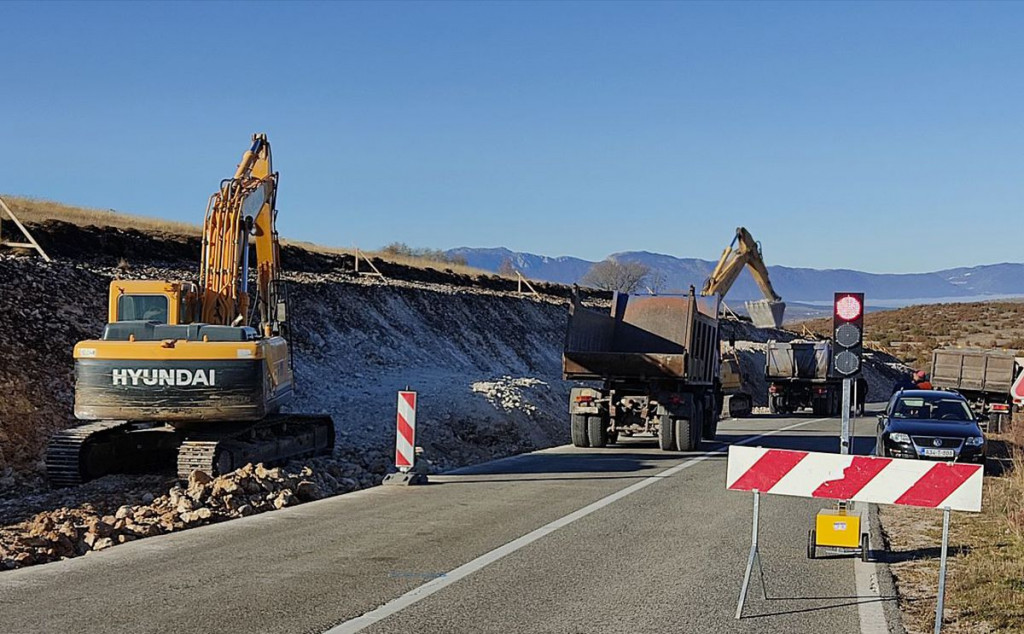 STROJEVI BILI PARKIRANI Livnoputevima ukrali iz rezervoara 950 litara goriva