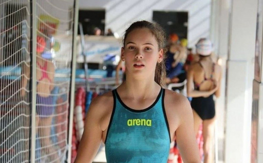 Lana ustane u šest, ode na trening, zatim u školu, pa ponovno na trening, odriče se dok njezine prijateljice izlaze