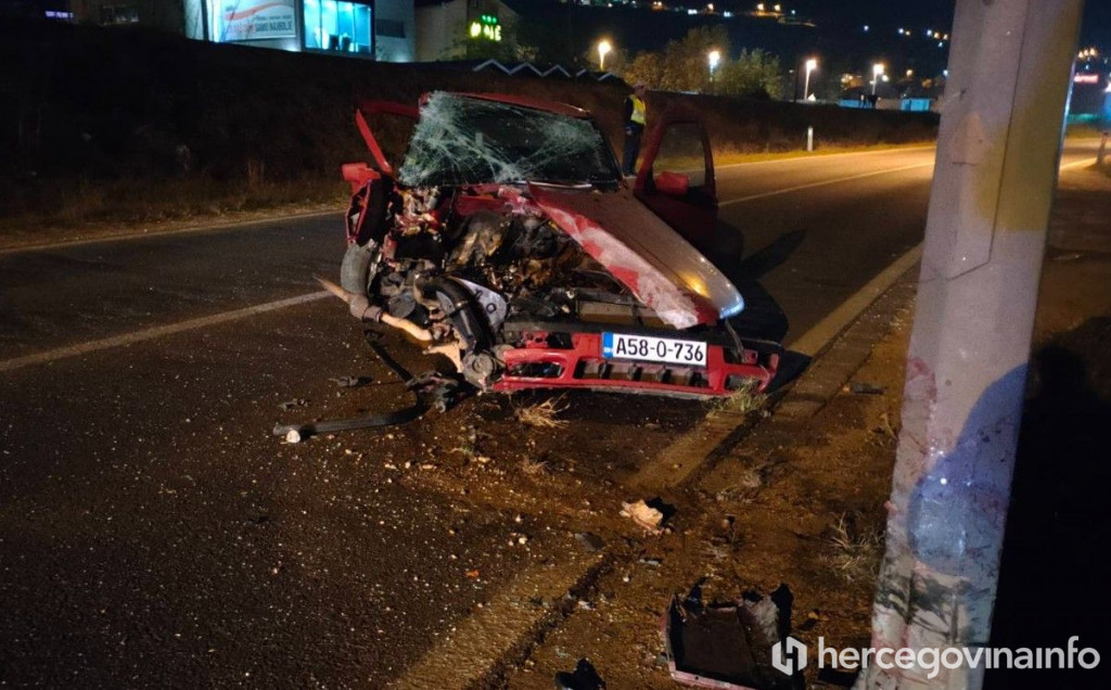 MOSTAR Automobil se zabio u rasvjetni stup, dvije osobe ozlijeđene