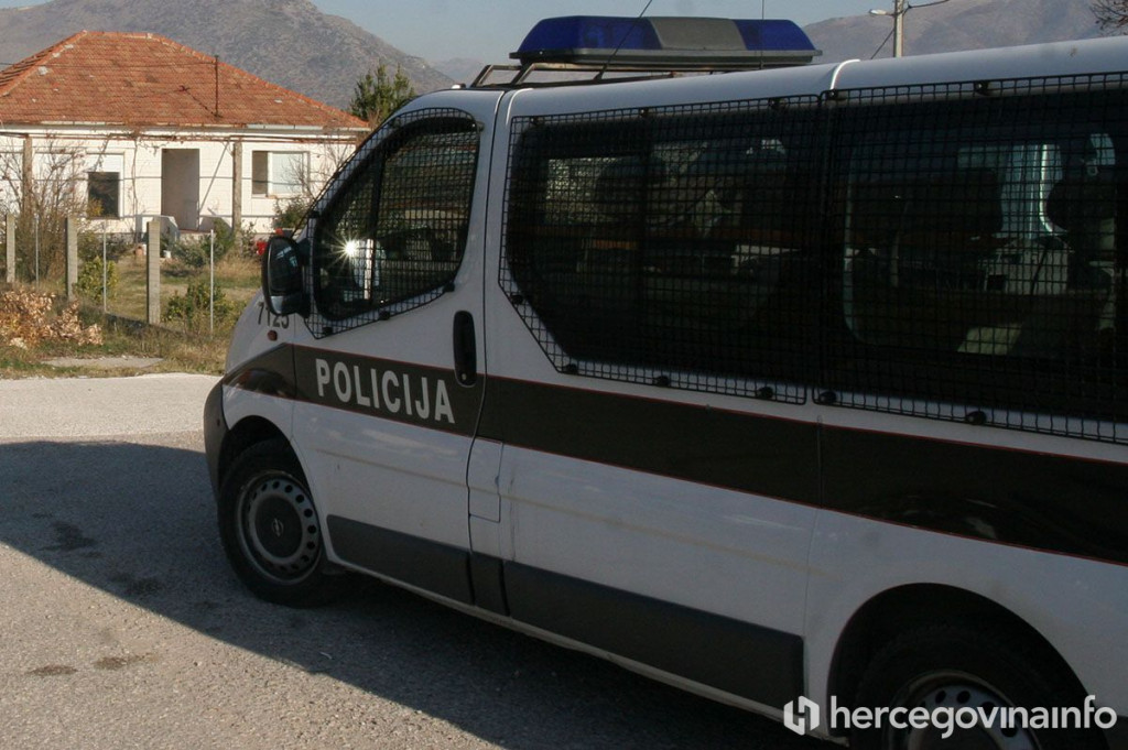 Četiri Mostarca kod Konjica uhvaćena s drogom i streljivom