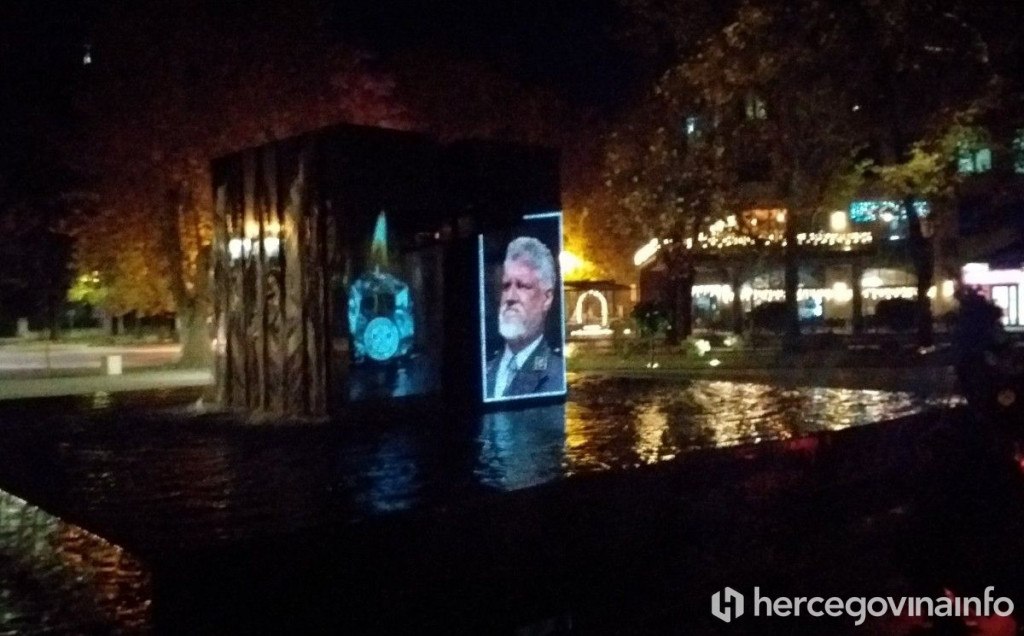 MOSTAR Spomenik hrvatskim braniteljima osvijetljen fotografijom Slobodana Praljka