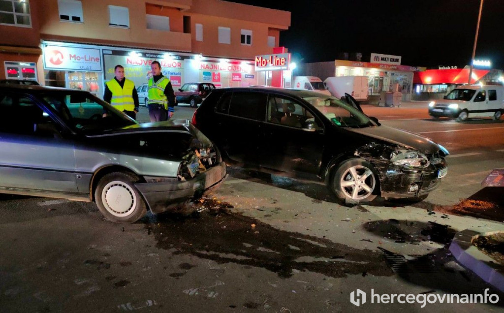 MOSTAR U sudaru dva vozila nastala veća materijalna šteta