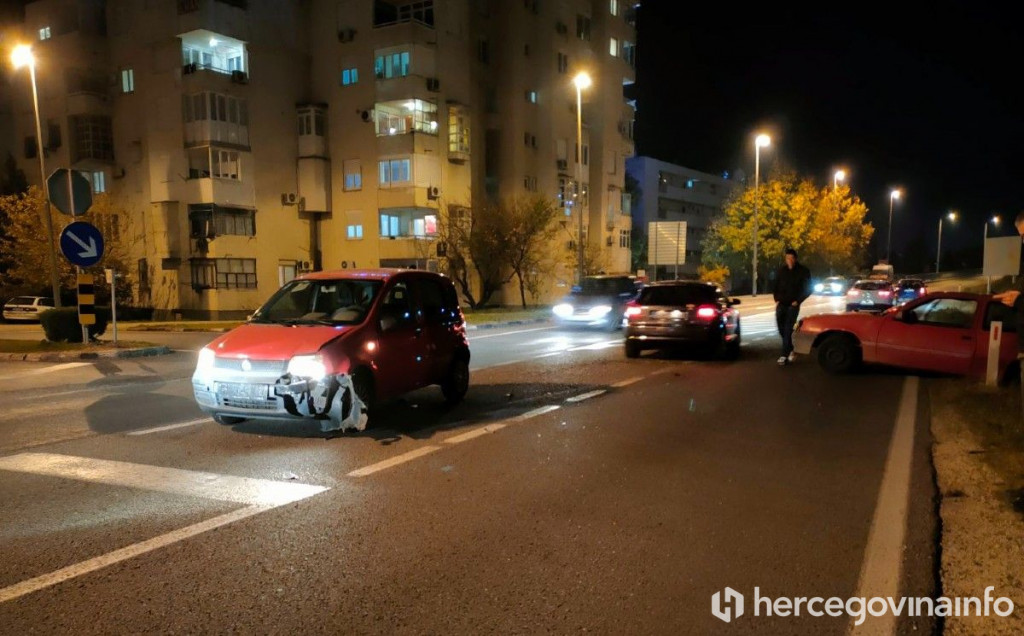 MOSTAR Sudar Opela i Fiata, Opel završio u kanalu