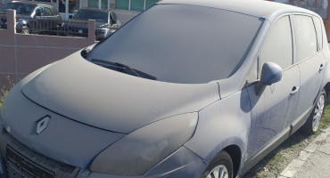 OPERI PA POGLEDAJ Automobili izloženi za prodaju na Balinovcu neprepoznatljivi od prašine