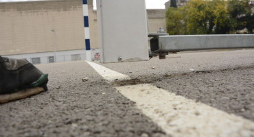 Na igralištu ispred Sveučilišta u Mostaru, željezna konstrukcija gola pala na djevojčicu