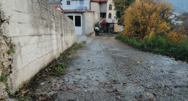 ČIJA JE STRANA KLJAJINA STRANA Voda lije ulicom, počeli i prvi mrazevi, ne pomaže ni što nositelj jedne liste ima zemljište u ulici