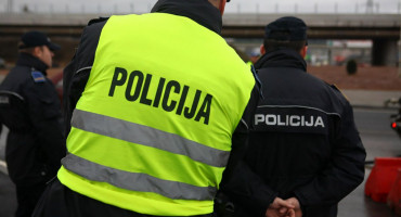 Policija uniforma i prsluk