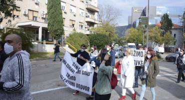 Prosvjedna šetnja se zaustavila ispred COVID bolnice, pljeskom podržali svoje kolege