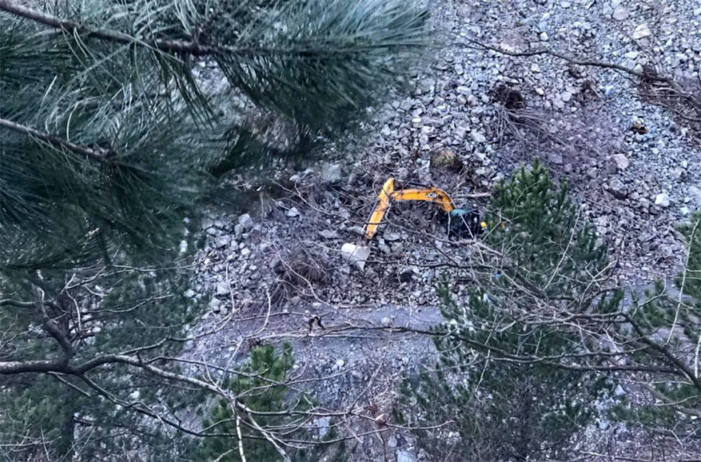 ŽEPČE Ogroman odron zatrpao bageristu