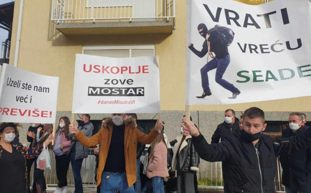 Prosvjedi u Gornjem Vakufu/Uskoplju zbog zaustavljanja prebrojavanja glasova