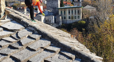 Mačka u Mostaru tri dana bila na krovu, a onda su je spasili GSS-ovci