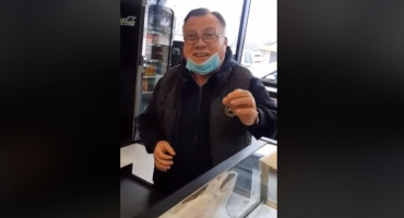 Halid Bešlić došao po pecivo u pekarnu pa zapjevao