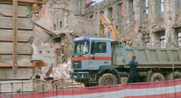 ZGRADA NAME Dio ruševine pao na radnika, odvezen u bolnicu
